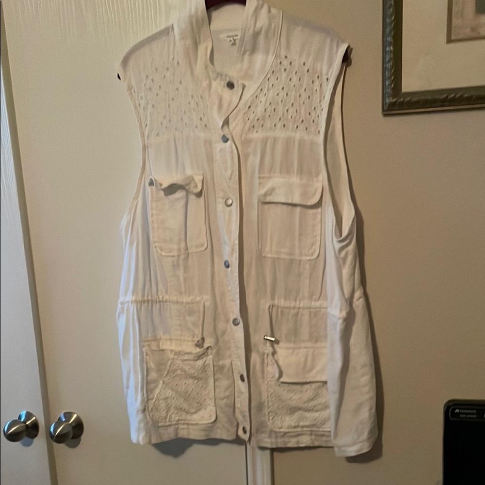 Maurice’s White Sleeveless Utility Vest